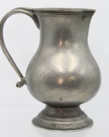 Los 15064 <br>hoher schwerer Schenkkrug, Metall, ca. H-19cm