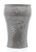 Auktion 362 / Los 15065 <br>Trinkbecher, bezeichnet "Ergo Bibamus", Kayser Zinn, Nr. 4195, Altersspuren, ca. H-12,3cm