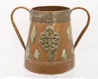 Auktion 362 / Los 15069 <br>gr. Kupfer-Henkeltopf mit Messing-Applikationen, Herkunft?, Altersspuren, ca. H-23cm