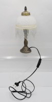 Auktion 362 / Los 16027 <br>Tischlampe in antikem Stil, Messingstand, Schirm mit Fadenbehang, ca. H-33cm