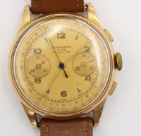 Auktion 362 / Los 2104 <br>Herrenarmbanduhr, Chronographe Suisse, 750/000 GG, Handaufzug, Werk läuft, Gehäuse mit div. Druckstellen, Lederband,  D-3,5cm