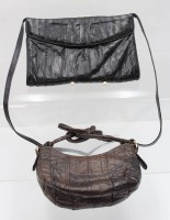 Auktion 362 / Los 13008 <br>2x div. kl. Damenhandtaschen,  je ca. 20 x 16cm u. 25 x 16cm