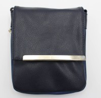 Auktion 362 / Los 13011 <br>kl. Umhänge-Tasche, gemarkt "GUCCI Made in Italy", blaues Leder, ca. 17,5 x 15cm