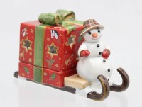 Auktion 362 / Los 8099 <br>figürlicher Teelichhalter, Villeroy &amp; Boch, Schneemann auf Schlitten, ca. H-9cm L-14cm
