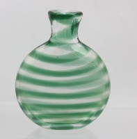 Auktion 362 / Los 10041 <br>Kunstglas-Vase, grüne Einschmelzungen, ca. H-22cm
