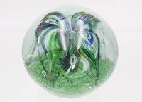 Auktion 362 / Los 10043 <br>gr. Paperweight, Einschmelzungen in floraler Form, ca. H-9cm