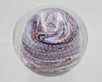 Auktion 362 / Los 10044 <br>Paperweight, farbige Einschmelzungen, ca. H-7cm