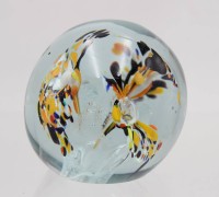 Auktion 362 / Los 10045 <br>Paperweight, farbige Einschmelzungen, Stand bestossen, ca. H-7cm