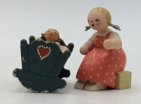 Auktion 362 / Los 14509 <br>Mutter mit Kind in Wiege, H-5 cm