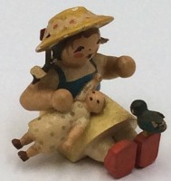 Auktion 362 / Los 14533 <br>Mädchen mit Puppe und Vogel "WuK", H-4 cm,