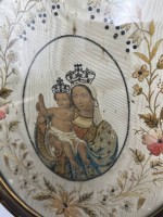 Auktion 362 / Los 5048 <br>gesticktes Votivbild  in ovalen Rahmen, Madonna mit Kind, wohl 19.Jhd., 27x23 cm
