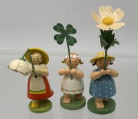Auktion 362 / Los 14535 <br>3x Blumenkinder "WuK", 1x Stengel gebrochen, H-ca. 12 cm