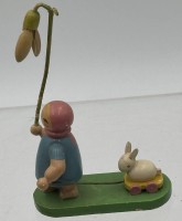 Auktion 362 / Los 14541 <br>Blumenmädchen mit Nachzieh-Hasen "WuK", ein Blatt fehlt, H-10 cm