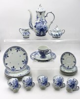 Auktion 362 / Los 9071 <br>Kaffeeservice für 6 Personen, Delfts, florale Blaumalerei, 1x Tasse bestossen, ca. H-25,5cm Tassen ca. H-7,5cm