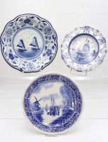 Auktion 362 / Los 9072 <br>3x Ansichtenteller, Delfts, , Blaumalerei, ca. D-30 &gt; 24,5cm