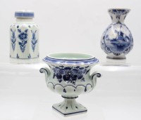 Auktion 362 / Los 9074 <br>3 div. Teile Delft-Blau, Fussschale, Teedose und Sahnekrug, ca. H-14cm
