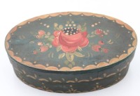 Auktion 362 / Los 15120 <br>kl. ovale Haubenschachtel, florale Bemalung, ca. H-8,5cm B-26cm T-16cm
