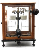 Auktion 362 / Los 16059 <br>gr. Apotheker-Feinwaage in Kasten, ca. H-49cm B-39cm T-30cm