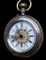 Auktion 363 / Los 2005 <br>mechan. HTU in Silbergehäuse-800- , römische und rote lateinische Zahlen, Werk läuft, Tragespuren, Namensgravur in Deckel, D-4,5 cm