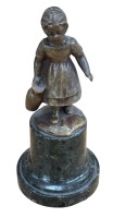 Auktion 363 / Los 15001 <br>unleserl. signierte kl. Bronze "Mädchen mit Milchkrug" auf Marmorsockel, H-gesamt 11 cm