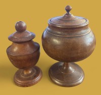 Auktion 363 / Los 15005 <br>2x Holzdosen auf Stand,  H-12 und 14 cm