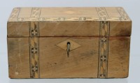Auktion 363<br>schön intarsierter Holzkasten mit Schlüssel, 10x20,5x10 cm