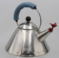 Auktion 363 / Los 16001 <br>Alessi Wasserkessel 9093 mit Vogelflöte / Design Michael Graves , Inhalt 2 L,