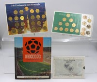 Auktion 363 / Los 6016 <br>4x div. Medaillen-Sets, 2x Fussball