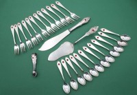 Auktion 363 / Los 11006 <br>Kaffeebesteck für 12 Personen, Robbe &amp; Berking, 90er Auflage, 27tlg, Friesenmuster, je mit rotem Stein besetzt, Tortenmesser L-26,3cm