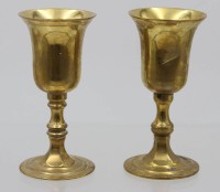 Auktion 363 / Los 15009 <br>2 kleine, schwere Messing-Pokale, H-11 cm, 1x mit Delle