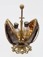 Auktion 363 / Los 15015 <br>kl. Menage mit klappbarer  Schildpatt--Hülle, diese beschädigt, 2 Mini-Flacons, Kristall  mit Silberdeckel, wohl Mitte 19.Jhd.