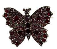 Auktion 363 / Los 1014 <br>Granat Brosche "Schmetterling" älter, 3x3,6 cm