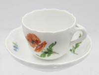 Auktion 363 / Los 8013 <br>Mokkatasse mit U.T., Meissen, Schwertermarke, Blumenbemalung, Untertasse mit min. Chip,, Tasse H-5cm