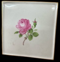 Auktion 363 / Los 8016 <br>Kannen-Untersetzer "Meissen" Rote Rose, auf vier Füsschen, Schwerter durchschliffen, H-2,5 cm, 13x13 cm