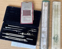 Auktion 363 / Los 16002 <br>Konvolut: Reißzeug in Kasten, manueller Taschenrechner, 3 Schieblehren