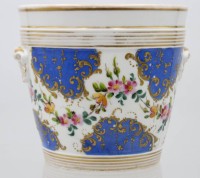 Auktion 363 / Los 8017 <br>Blumenübertopf um 1900, seitlich Muschelornamente als Handhaben, Goldstaffage, tw. berieben, H-17 cm, D-17,5 cm