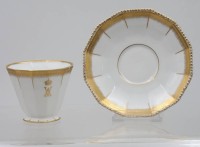 Auktion 363 / Los 8020 <br>2x Nymphenburg Kaffeetassen mit U.T., Gedenktassen Kaiserin Auguste Victoria, Goldstaffage, 1x Henkel geklebt, 1x Rand mit Chip
