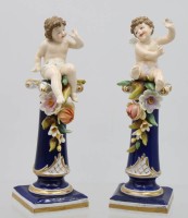 Auktion 363 / Los 8021 <br>Paar Beisteller "Rudolstadt", Putti auf Säulen, bemalt, bei beiden Putti sind Flügel beschädigt/fehlen, H-ca. 20 cm