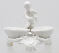 Auktion 363 / Los 8024 <br>Saliere mit Salzlecker, KPM Berlin, weiss, H-11 cm, B-12 cm