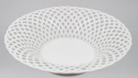 Auktion 363 / Los 8025 <br>runde "KPM" Berlin Durchbruchschale, weiss. H-5,5 cm, D-22 cm