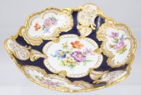 Auktion 363 / Los 8026 <br>Prunkschale auf drei Füsschen, Volkststedt, handgemalt und signiert J. Neubauer, H-7 cm, D-20 cm