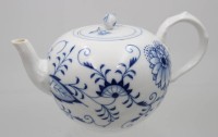 Auktion 363 / Los 8029 <br>Teekanne "Meissen" Zwiebelmuster,  1.Wahl, Tülle mit Chip