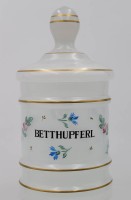 Auktion 363 / Los 10011 <br>Milchglas-Deckeldose "Betthupferl", H-20 cm