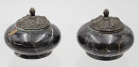 Auktion 363 / Los 15020 <br>2x Tintenfass-Halter, Marmor mit Bronzedeckel. Glas-Tintenhalter, H-8,5 cm, D-12 cm, je ca. 1 kg