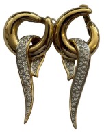 Auktion 363 / Los 1019 <br>Paar goldfarbene Ohrstecker "Pierre Lang" H-6 cm, klare Steine