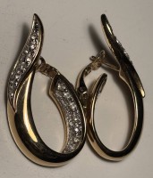 Auktion 363 / Los 1020 <br>Paar goldfarbene Ohrstecker "Pierre Lang" H-4 cm, klare Steine