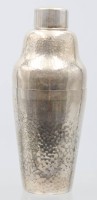 Auktion 363 / Los 11009 <br>Barshaker, versilbert, Hammerschlagdekor, H-22 cm