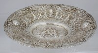 Auktion 363 / Los 11013 <br>ovale Silberschale -800-, wohl Hanau, mittig spielende Putti, umlaufend Putti mit Trauben, H-4 cm, 25,5x21 cm, 270 gr.
