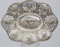 Auktion 363 / Los 11014 <br>kl. ovale Silberschale, mittig spielende Putti, S-800-, wohl Hanau, 111 gr., H-3 cm,  18x14 cm