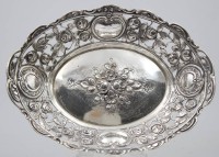 Auktion 363 / Los 11015 <br>kl. massive Silberschale-800-, mittig Rosenstrauss, H-3,5 cm, 18x13 cm,  133 gr.